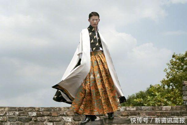 “西装+马面裙”有多好看原来汉服还能这样玩,路人也会被惊艳