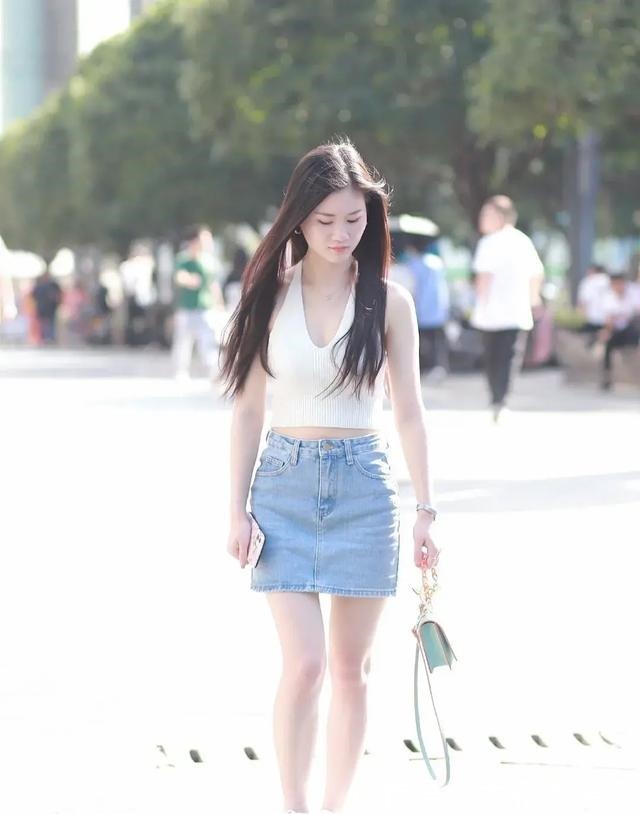 清纯 小姐姐今天这套穿搭很清爽出众,十分清纯可人,还带点小性感!