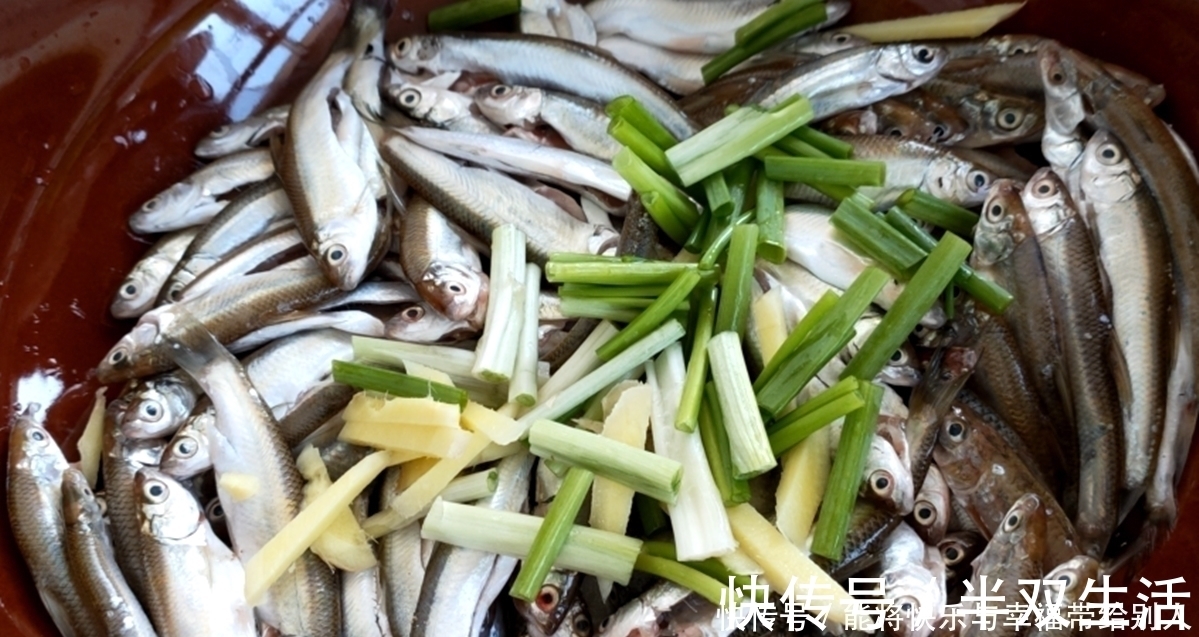 小鱼|油炸小鱼时，用面粉还是用淀粉？教你正确做法，酥脆好吃不回软