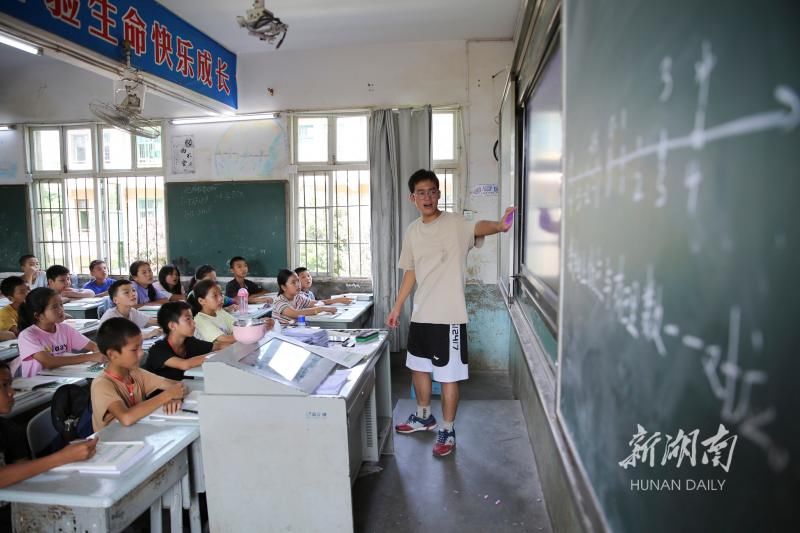 隆回县三阁司镇中学|“00后”乡村男教师的第一个教师节