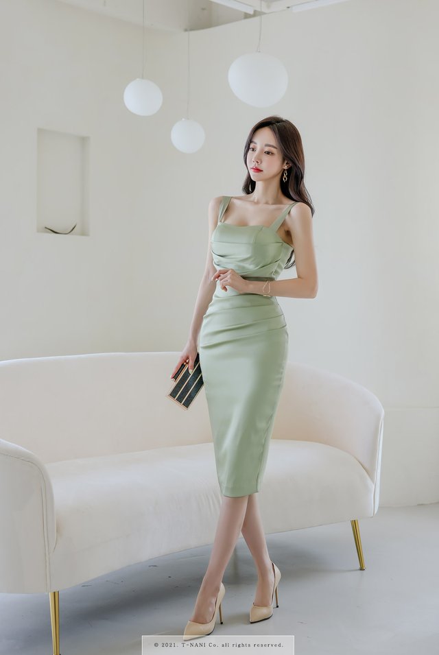 女装|时尚女装搭配欣赏:女神孙允珠的玻璃薄荷翡翠银丝金属吊肩裙