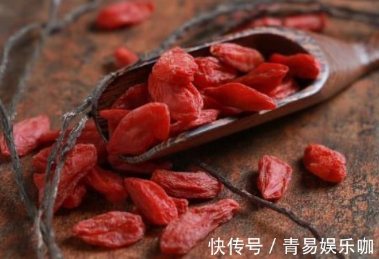維生素b|晚上睡覺前，堅持吃5粒枸杞的人會收獲什么好處？不要太羨慕！