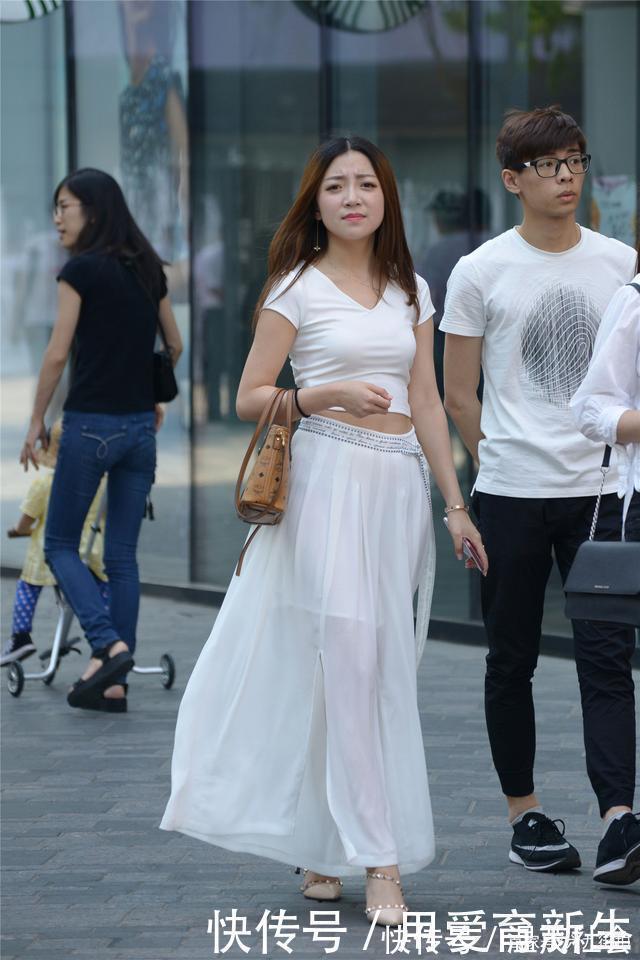 身材 高腰白纱裙,显身材比例很好,搭配尖头细跟铆钉凉鞋,精致时尚