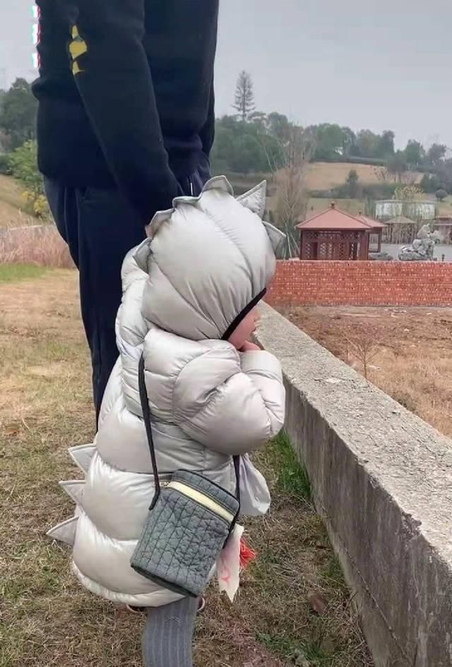 玩具|爸爸接儿子幼儿园放学,过了饭点还没到家,妈妈在工地找到两人时笑翻了