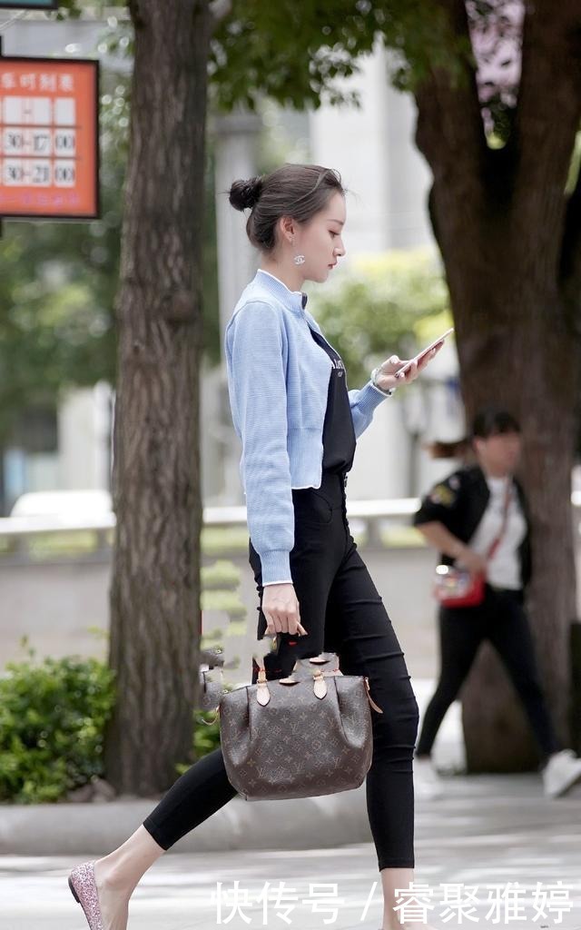 简约|时尚穿搭:蓝色短裤外套,搭配紧身裤+平底鞋,简约大方又时髦