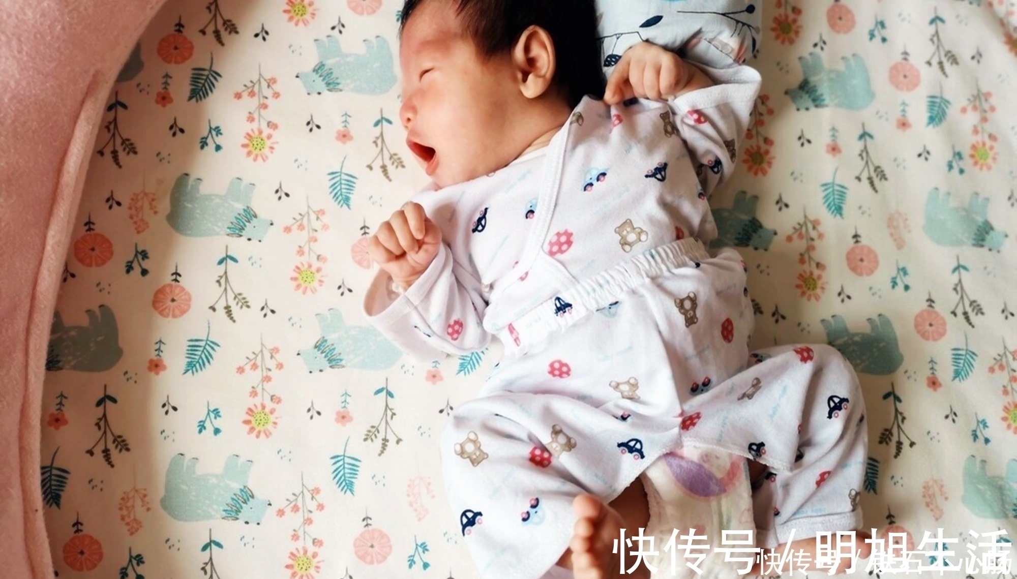 投降|“举手睡觉”是宝宝的保护机制?宝宝投降睡姿下的秘密,要掌握