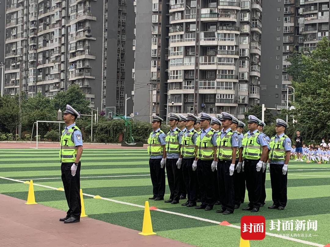 成都交警三分局|萌娃和交警联动 快来这场交通安全教育课学“新手势”