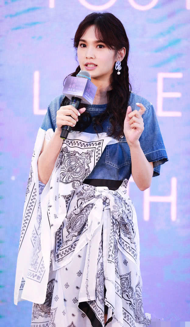 杨丞琳|杨丞琳穿着“丝巾裙”,美成20岁小女孩,难怪李荣浩这么爱她