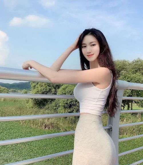 九头身美女,白色紧身上衣搭配灰色长裙,简约又展现好身材