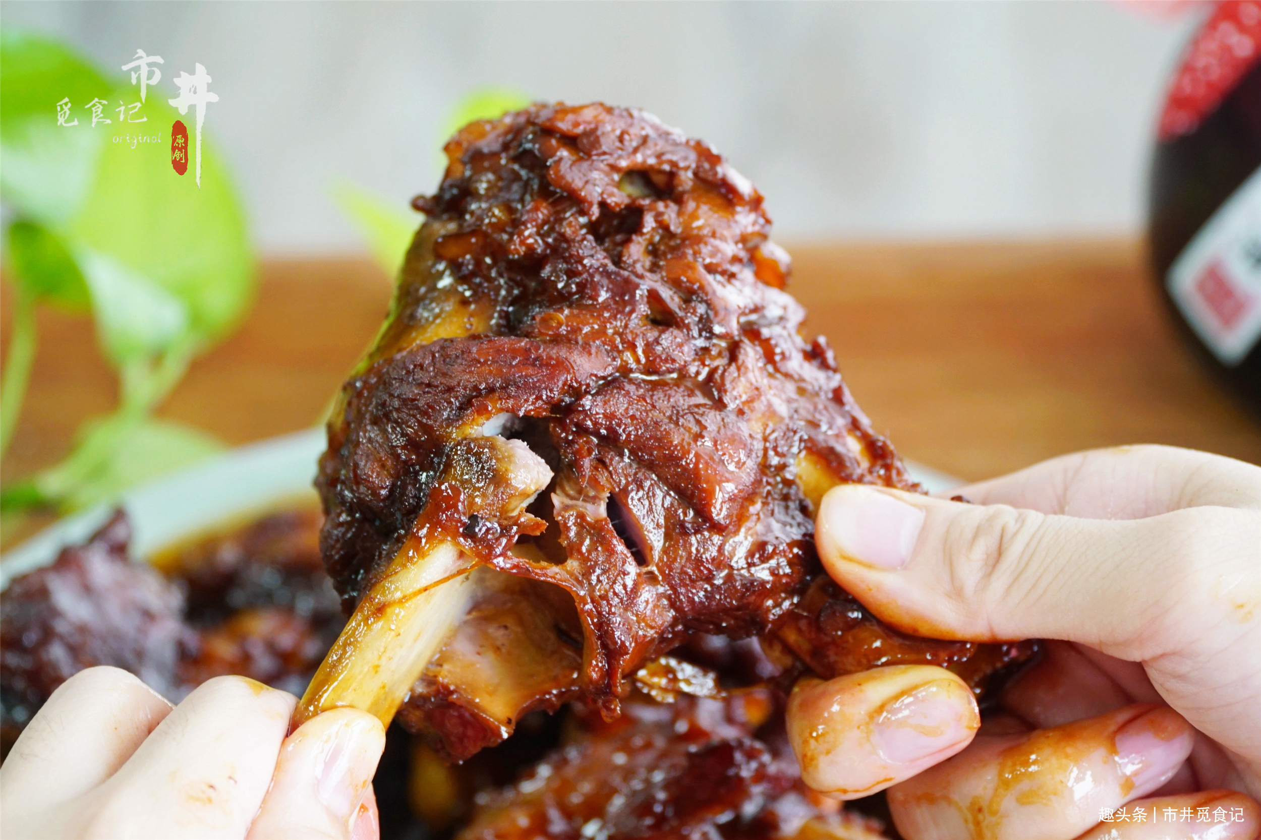 入秋贴秋膘，猪肉排骨靠边站，会吃大骨头才过瘾，花钱不多还解馋