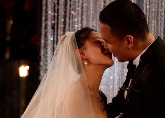 因《中国好声音》走红,和爱奇艺副总裁结为夫妻,后来成人生赢家