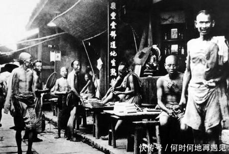 民国真实老照片:男子瘦骨如柴,第二张婉容身穿旗袍很美!