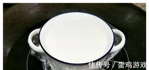 1杯牛奶2个鸡蛋，锅里一蒸，嫩滑爽口，奶香味浓郁，零失败甜品！