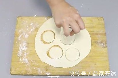 做法|饺子皮快速做法,不用擀面杖,一次做够一大锅,学会过年露一手吧