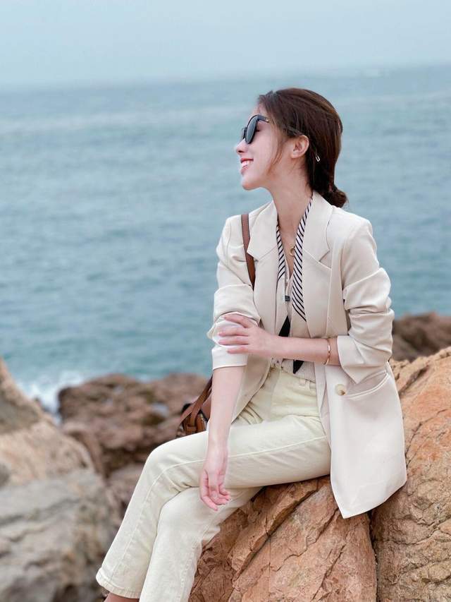 下半身|气质不分年龄,蕾丝小开衫+卡其色短裤,性感又有女人味