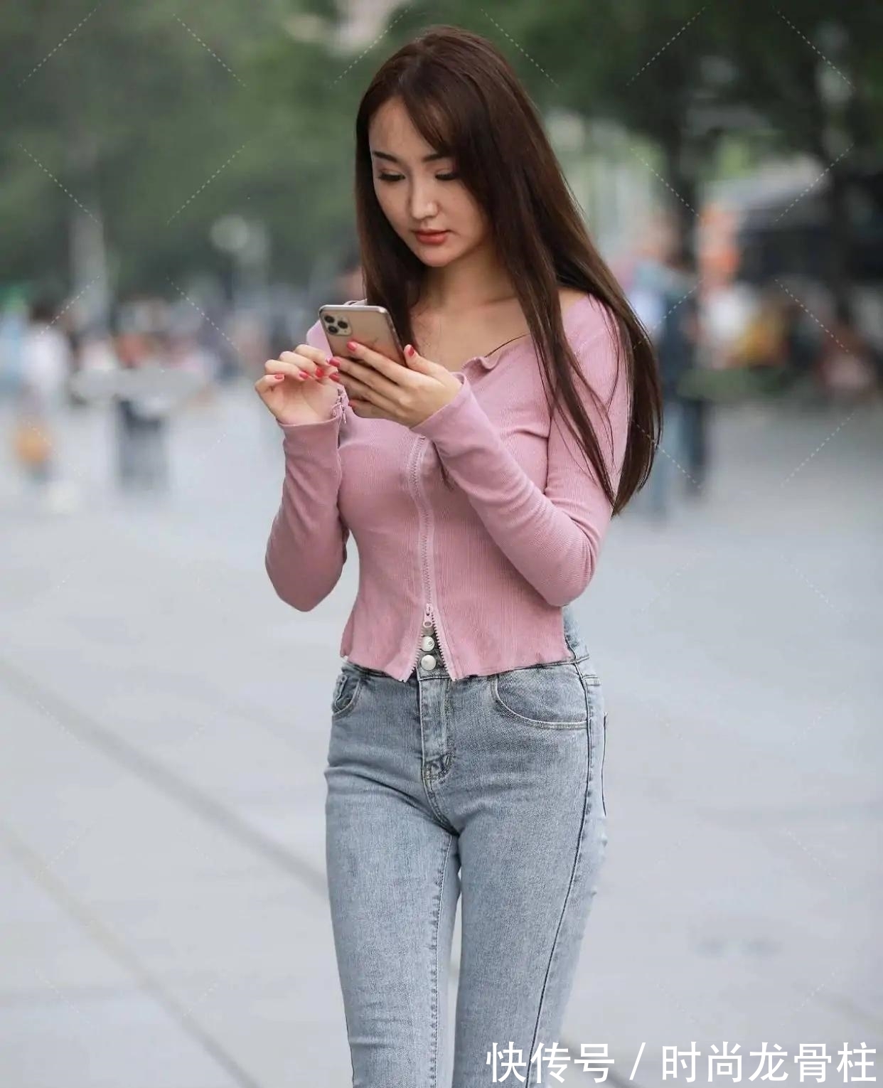 针织开衫 粉色针织开衫搭配高腰牛仔裤,让好身材得到展现,减龄效果也好