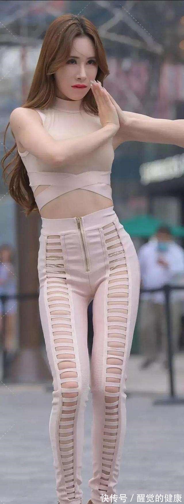 粉色 浅粉色交叉上衣搭配浅粉色时尚打底裤,显腿长的款式,显年轻稚嫩!