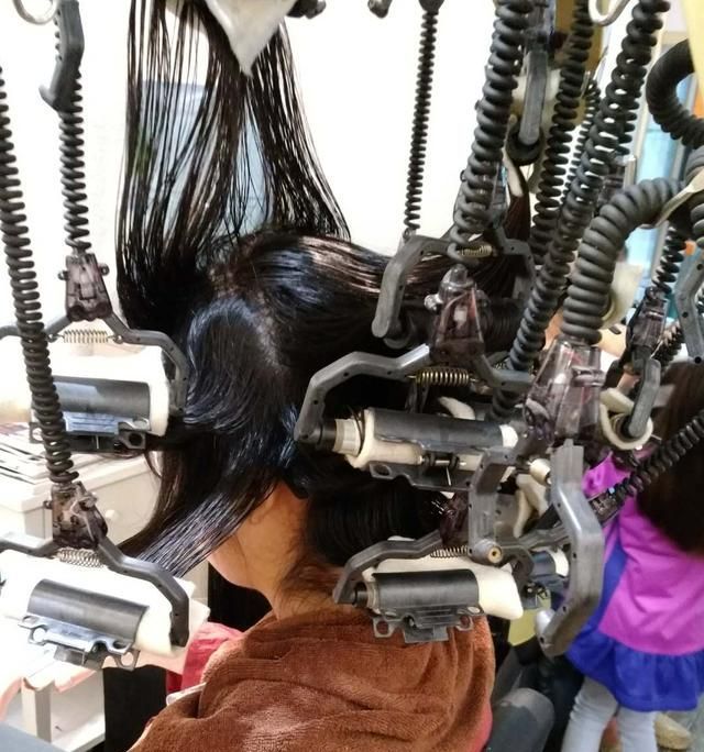 烫头发和每天自己用卷发哪个更伤发?技术好方法得当,都不太伤发