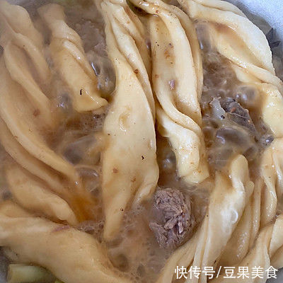 #暖冬酱在手,嗨吃部队锅#大骨煳锅贴