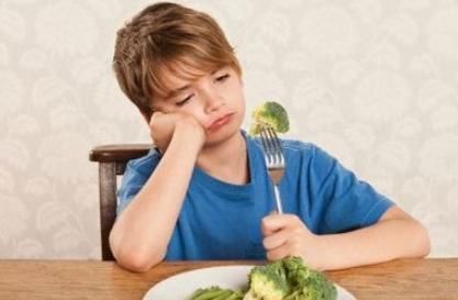 妈妈|吃货宝宝半夜跑厨房偷吃,被妈妈逮到还一脸淡定,惯犯无疑了