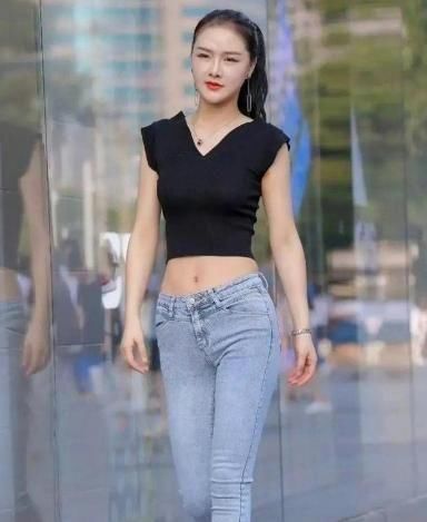 浅蓝色|小姐姐浅蓝色的牛仔裤就是完美，美丽的服装凸显了女性的身体曲线