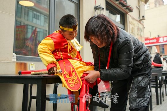 民间艺术|5岁济南萌娃踩高跷：看传统民间艺术在成长中传承