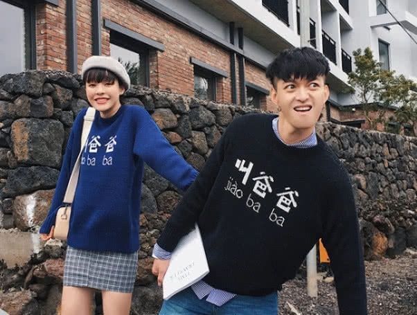 VS|同样是“情侣装”,初中生VS高中生,看到图四叫爸爸