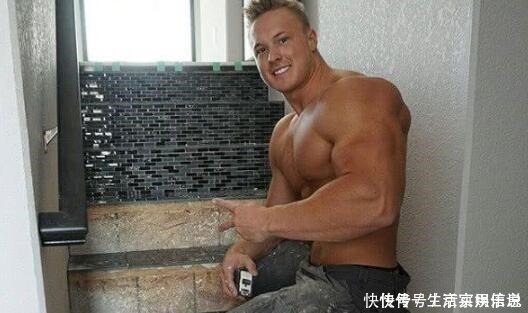 健身房|美国最强壮装修工,8块腹肌超级明显,上班常被女业主邀请吃饭!