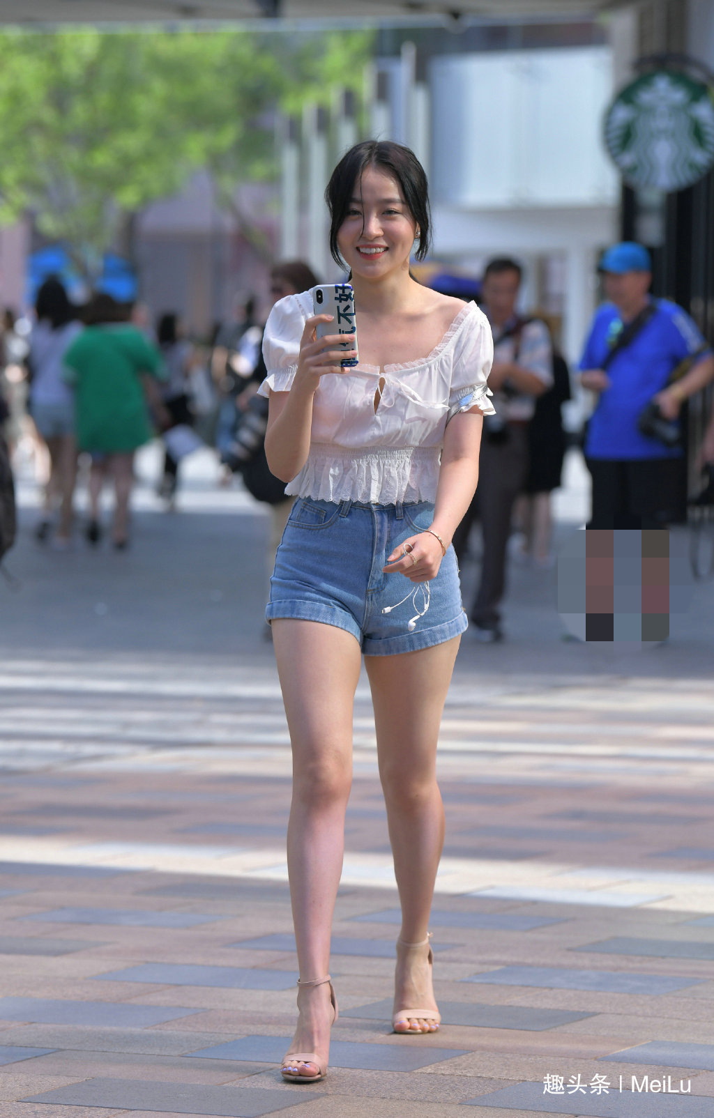 性感 牛仔短裤搭配高跟鞋,时尚好看还特别性感