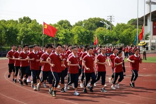 市外国语学校举行成人礼