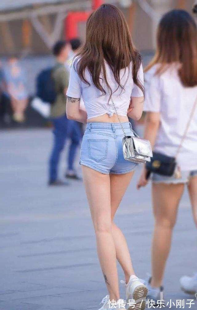 铅笔裙 明亮耀眼的瑜伽裤蕴含着浓浓的时尚感,靓丽雅致又舒适,低调大气