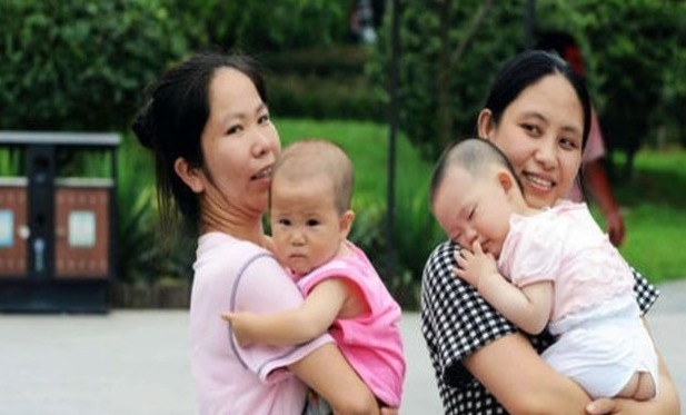 宝妈|“俺在喂奶,公公在一旁逗娃”,25岁宝妈哭泣自述无法阻止