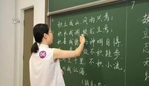 清华大学教师写的板书啥样？字迹工整好似印刷，学生看后舍不得擦