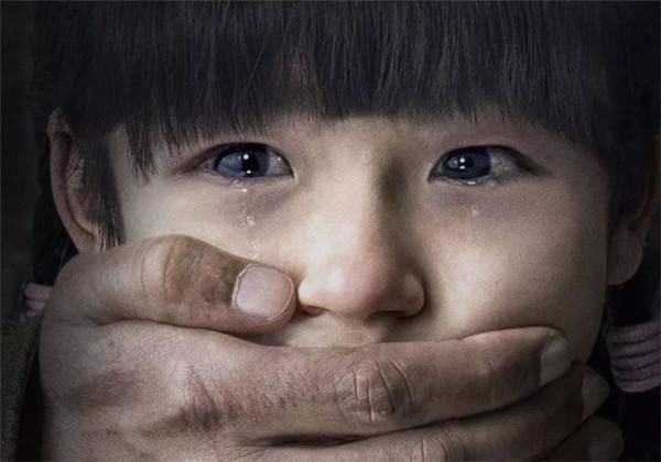 列车|妈妈在列车上给孩子冲奶粉,乘客看到马上报警,拯救孩子一生