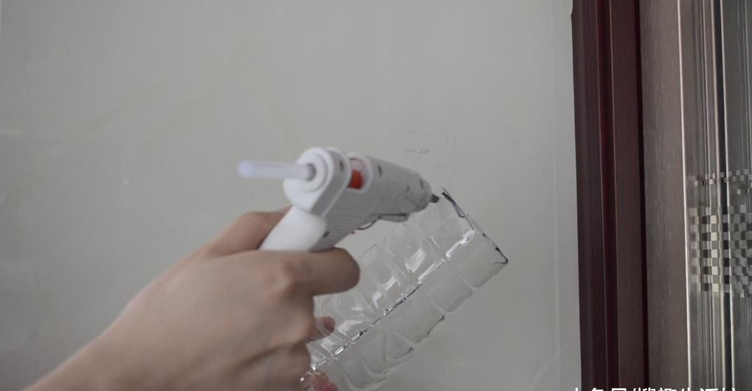 用处|喝完的塑料瓶不要扔, 剪几刀, 放在家里有大用处, 人人见了都夸好