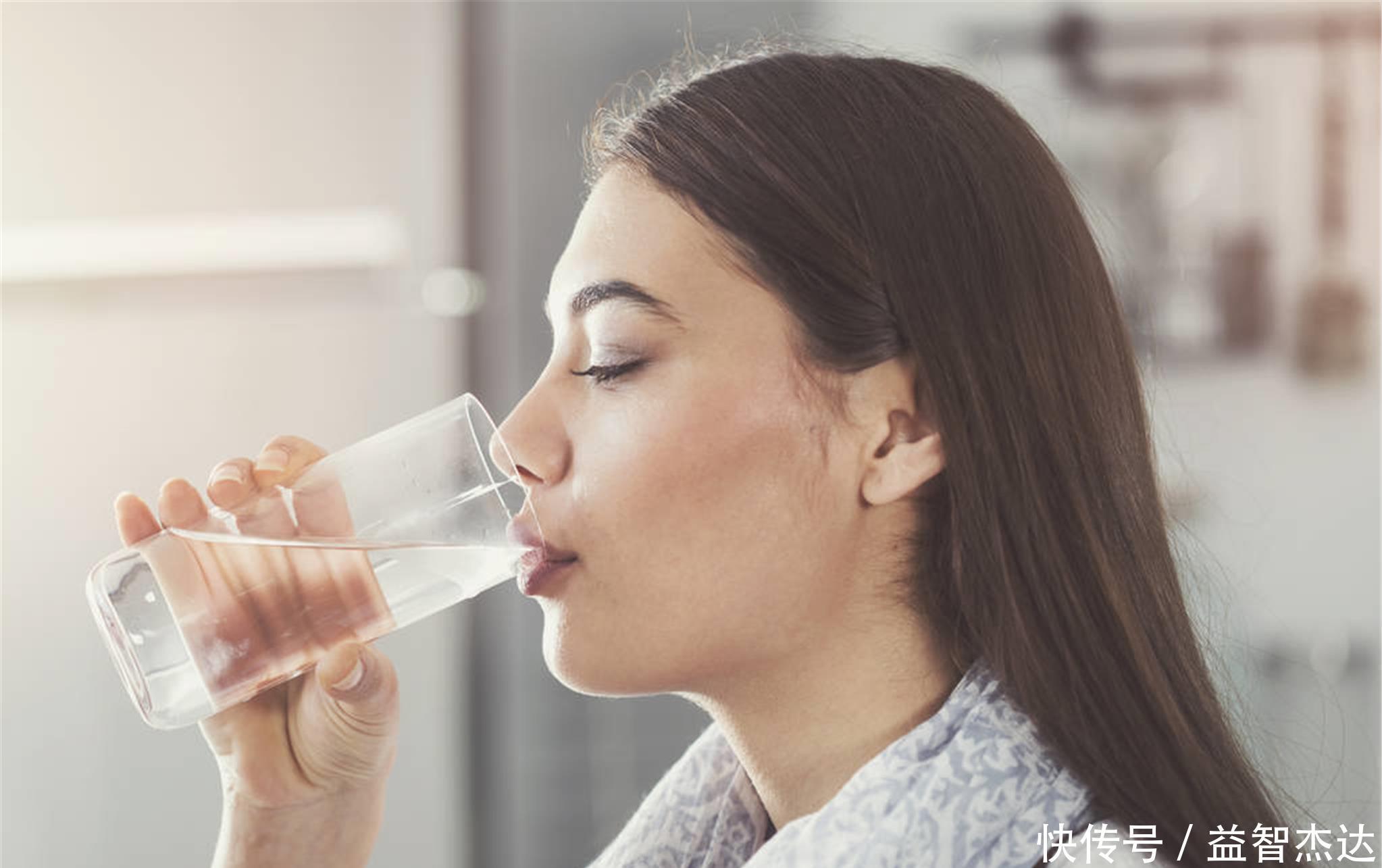 不管男人女人，这3个时间一定不能喝水，别不听劝，等吃亏就晚了