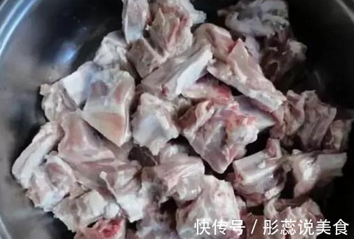 炖排骨时，万万别直接焯水了！牢记这两点，排骨滋味美还香浓