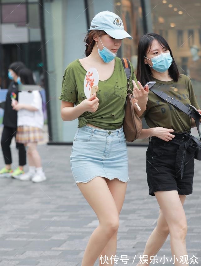 时尚 美丽波浪裙摆牛仔裙，搭配破洞上衣，展现简约时尚别致的美！