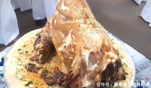 迪拜皇室蹲着吃的“宴席”,每桌仅有一道菜,12人一桌用手抓