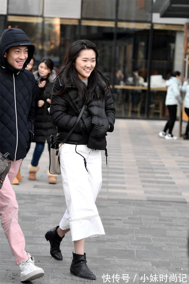 羽绒服|街拍:美女短款皮夹克搭配牛仔裤,非常个性,黑色皮短靴酷感十足