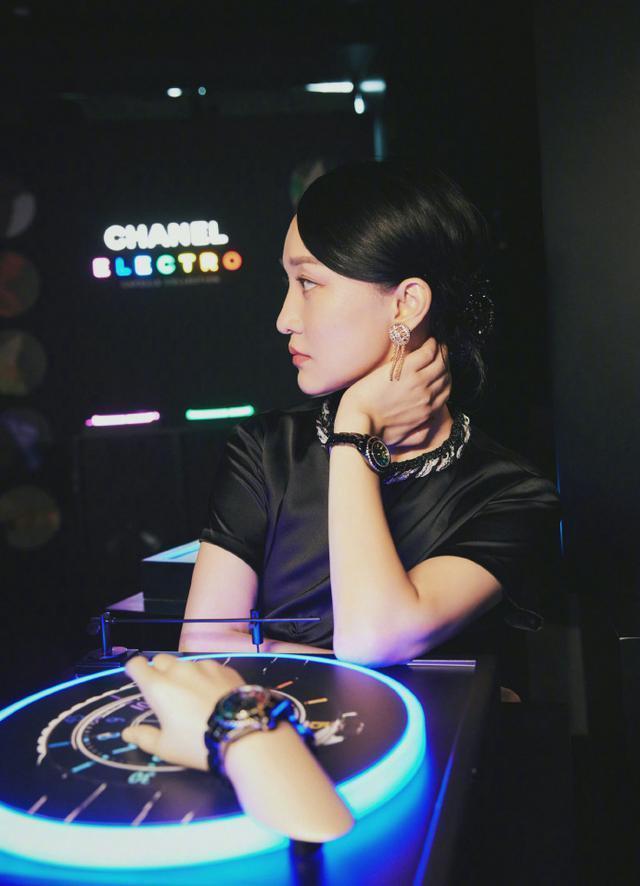 不老女神|周迅的身材让人自卑, 小黑裙也能穿出大姐大气场, “漫画腿”抢镜