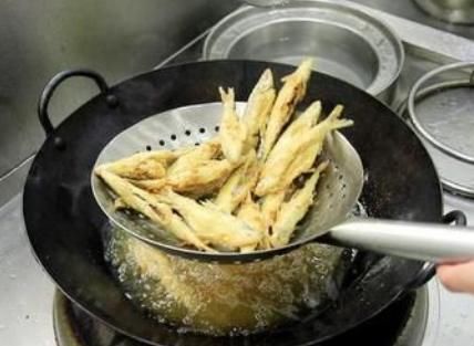 淀粉|炸鱼时，用面粉还是淀粉？都不对！教你正确做法，酥脆鲜嫩特别香