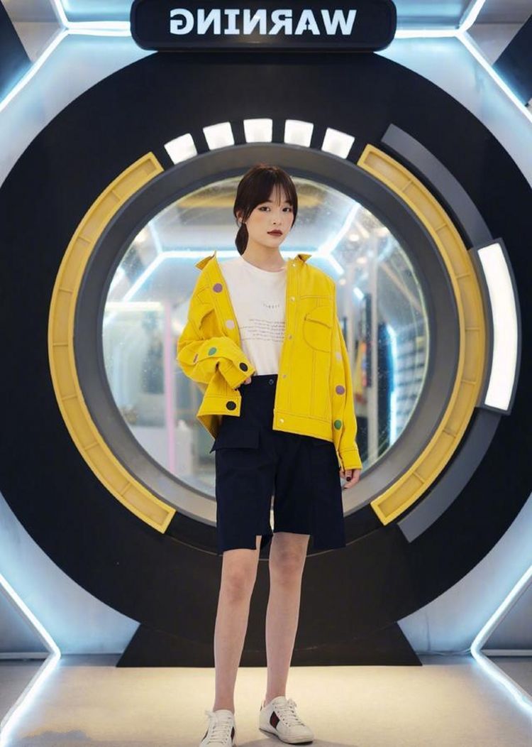 气质|街拍：牛仔裤颜色经典耐性，个性中彰显时尚，展现女性纯美的气质