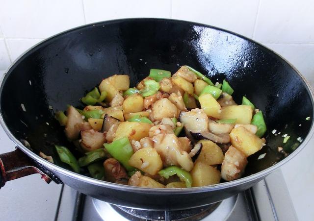 地三鲜,用长茄子还是用圆茄子区别很大,这样做不油腻,超下饭