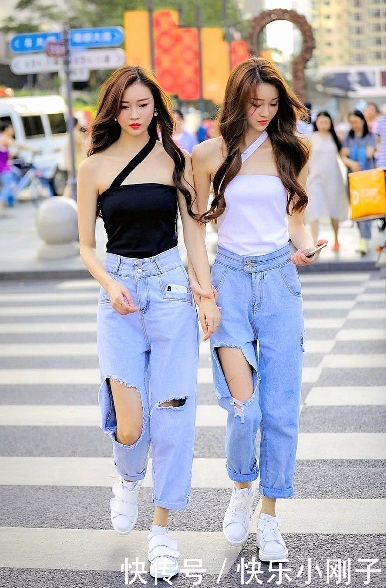 高个模特穿牛仔裤真好看,展示出一双大长腿,彰显轻熟的性感韵味
