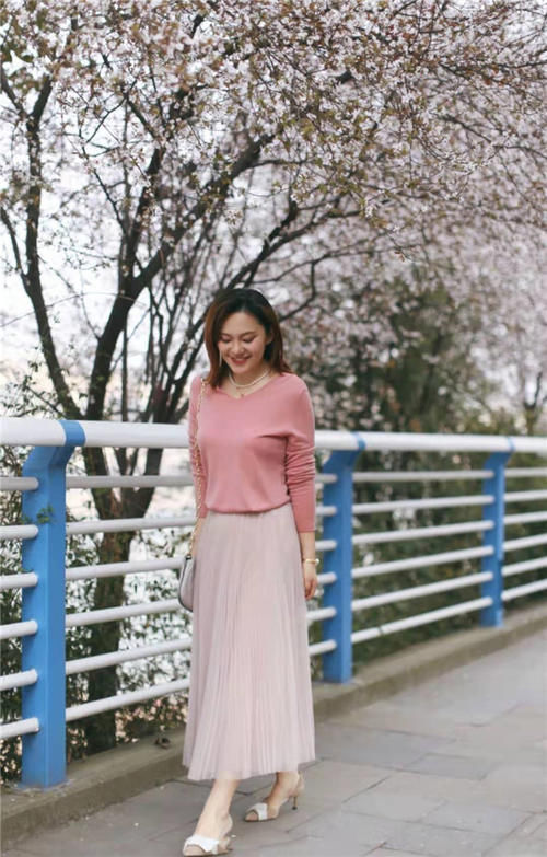 女人到了中年，最好少穿这3种颜色，不是显老就是装嫩，快自查！