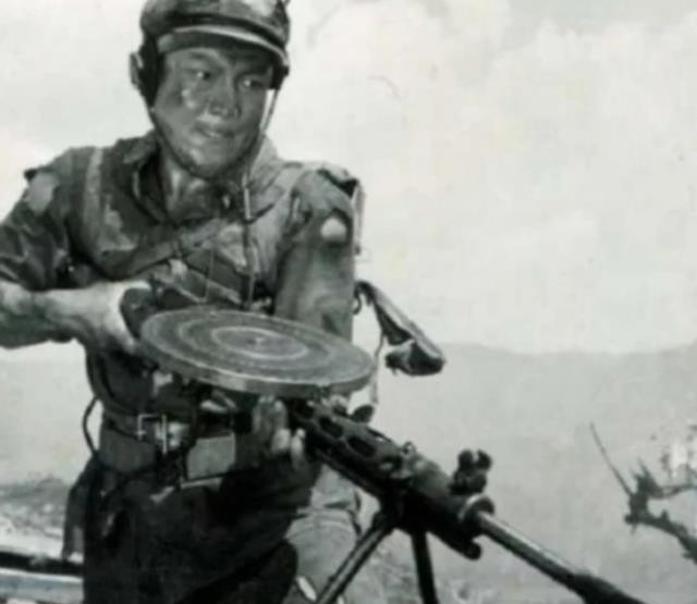 扫射|打仗时为何不能假装投降,然后掏出枪扫射呢?说出来你绝对不相信