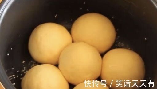 金黄色|一斤面粉和两个鸡蛋，没有烤箱，只有一个电饭锅，用来做软面包和甜面包
