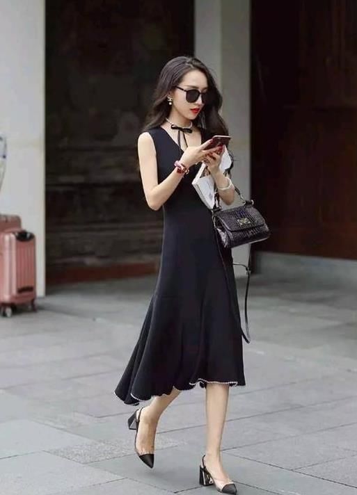 搭配|街拍小姐姐白色的T恤搭配黑色的短裤,很显青春活力的气息