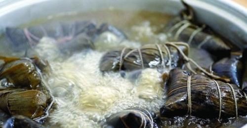 煮粽子可不能只加清水多加这2样东西,粽子更香甜软糯,特好吃